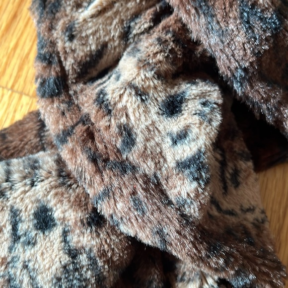 🧣 Cheetah Print Scarf - Picture 2 of 3